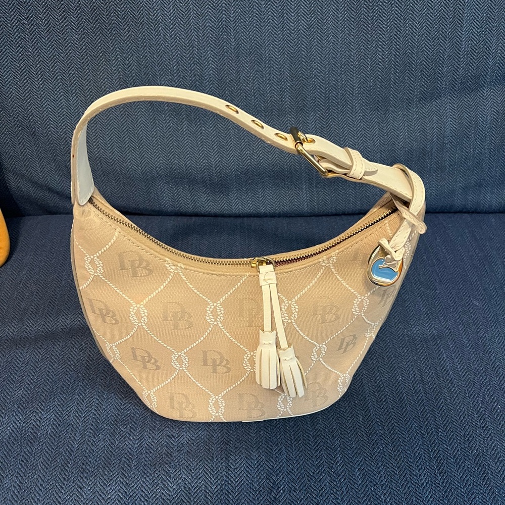 DOONEY & BOURKE Beige/white Bag , inside beige / red lining. New condition.